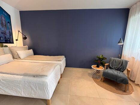 Ihre moderne Basis in Pforzheim: Sauber, Praktisch, Stressfrei. Das Apartment Rubin Nr. 3 bietet die perfekte Kombination aus Privatsphäre und Funktionalität. Speziell auf die Bedürfnisse von Berufstätigen zugeschnitten, besticht es durch: • Ausstattung: Voll möblierter Wohn-/Schlafraum mit Smart-TV und viel Stauraum. • Selbstversorgung: Integrierte Küchenzeile (inkl. Kochfeld, Mikrowelle und Kühlschrank) für maximale Unabhängigkeit. • Komfort: Eigenes modernes Badezimmer mit Dusche/WC; Bettwäsche und Handtücher inklusive. • Konnektivität: Schnelles WLAN für reibungsloses Arbeiten oder Streamen im Feierabend. Die ideale Wahl für Monteure, die eine gepflegte Atmosphäre und eine zentrale Anbindung schätzen. Ihre moderne Basis in Pforzheim: Sauber, Praktisch, Stressfrei. Das Apartment Rubin Nr. 3 bietet die perfekte Kombination aus Privatsphäre und Funktionalität. Speziell auf die Bedürfnisse von Berufstätigen zugeschnitten, besticht es durch: • Ausstattung: Voll möblierter Wohn-/Schlafraum mit Smart-TV und viel Stauraum. • Selbstversorgung: Integrierte Küchenzeile (inkl. Kochfeld, Mikrowelle und Kühlschrank) für maximale Unabhängigkeit. • Komfort: Eigenes modernes Badezimmer mit Dusche/WC; Bettwäsche und Handtücher inklusive. • Konnektivität: Schnelles WLAN für reibungsloses Arbeiten oder Streamen im Feierabend. Die ideale Wahl für Monteure, die eine gepflegte Atmosphäre und eine zentrale Anbindung schätzen.