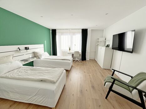 An jedem Bett ist ein Handyladekabel und zusätzlich eine Handyladestation an der Schreibtischleuchte, 90x200 Betten und ein warmes Zimmer mit 50 Zoll Smart TV Fernseher. An jedem Bett ist ein Handyladekabel und zusätzlich eine Handyladestation an der Schreibtischleuchte, 90x200 Betten und ein warmes Zimmer mit 50 Zoll Smart TV Fernseher.