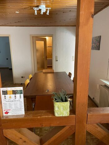 Der Esstisch bietet Platz für bis zu sechs Personen – ideal für gemeinsame Mahlzeiten! / The dining table seats up to six people – perfect for enjoying meals together! Der Esstisch bietet Platz für bis zu sechs Personen – ideal für gemeinsame Mahlzeiten! / The dining table seats up to six people – perfect for enjoying meals together!