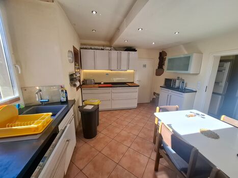 Voll ausgestattete Küche mit Fußbodenheizung Voll ausgestattete Küche mit Fußbodenheizung