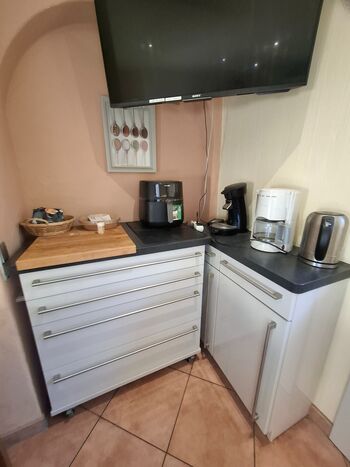 Geschirrschrank und Geräteecke mit Airfryer XL Geschirrschrank und Geräteecke mit Airfryer XL