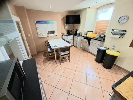 voll ausgestattete Küche mit Fußbodenheizung voll ausgestattete Küche mit Fußbodenheizung