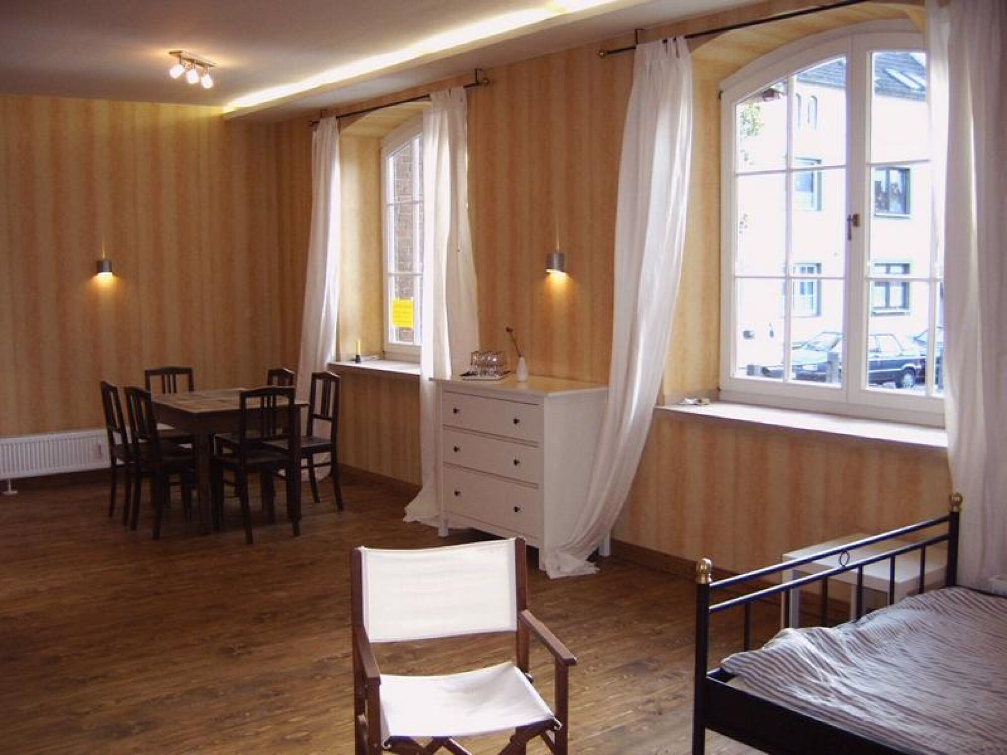 Blick auf die Fensterfront, Möbel mittlerweile erneuert. Blick auf die Fensterfront, Möbel mittlerweile erneuert.