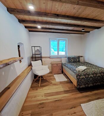 Ruhiges Schlafzimmer mit Blick in den Garten Ruhiges Schlafzimmer mit Blick in den Garten