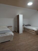 Doppelzimmer mit Sichtschutz und TV Doppelzimmer mit Sichtschutz und TV