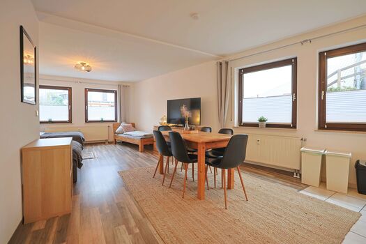 Wohnbereich / Schlafbereich mit Tisch und Stühlen Wohnbereich / Schlafbereich mit Tisch und Stühlen