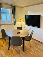 5: 2 Zimmer Familien Apartment für bis zu 4 Personen: Esstisch und TV 5: 2 Zimmer Familien Apartment für bis zu 4 Personen: Esstisch und TV