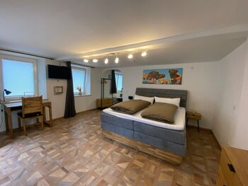 Schlafzimmer mit Doppelbett Schlafzimmer mit Doppelbett