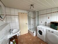 Bad mit Dusche, WC, WM und Trockner Bad mit Dusche, WC, WM und Trockner