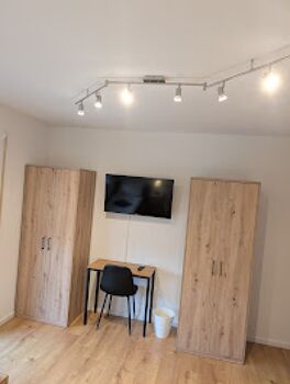 Kleiderschränke, Schreibtisch und TV in jedem Schlafraum Kleiderschränke, Schreibtisch und TV in jedem Schlafraum