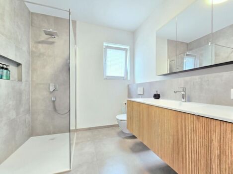 Modernes Badezimmer mit Waschtisch & Spiegel – gepflegt ausgestattet Modernes Badezimmer mit Waschtisch & Spiegel – gepflegt ausgestattet