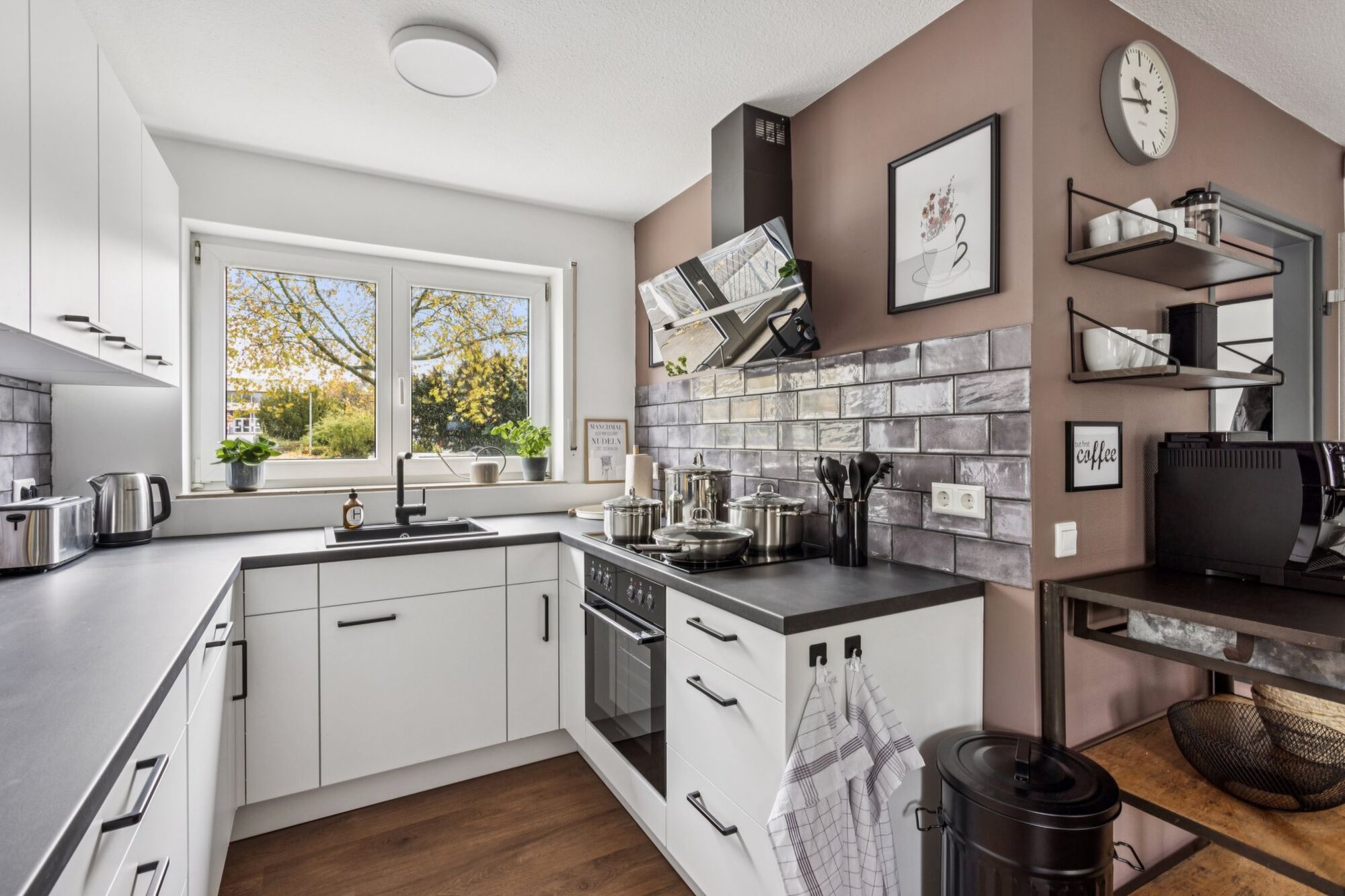 Die offene Küche ist für die Bedürfnisse größerer Gruppen vollausgestattet Die offene Küche ist für die Bedürfnisse größerer Gruppen vollausgestattet