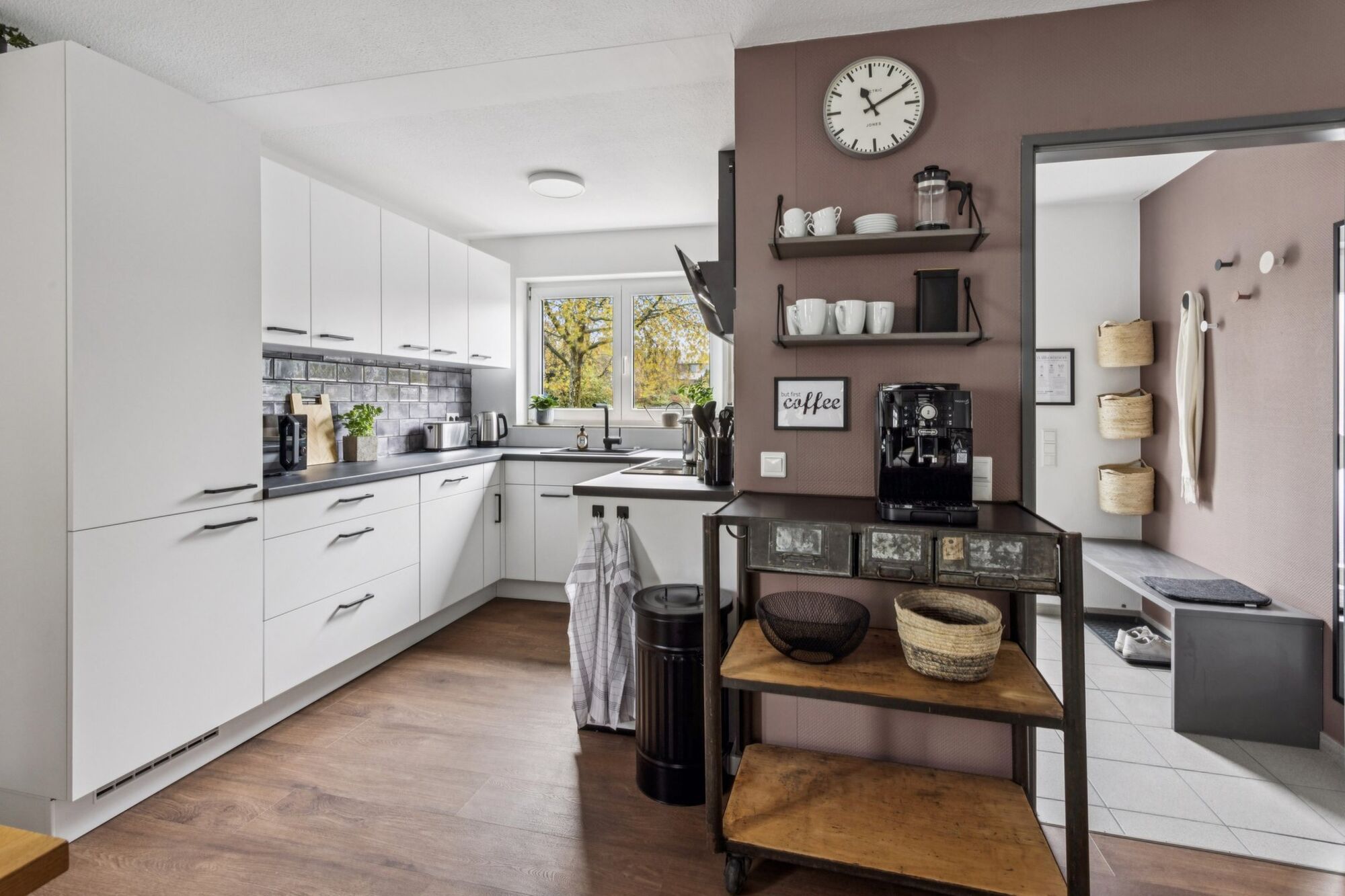 Vollausgestatte Küche mit Kaffeevollautomat und Teebar Vollausgestatte Küche mit Kaffeevollautomat und Teebar