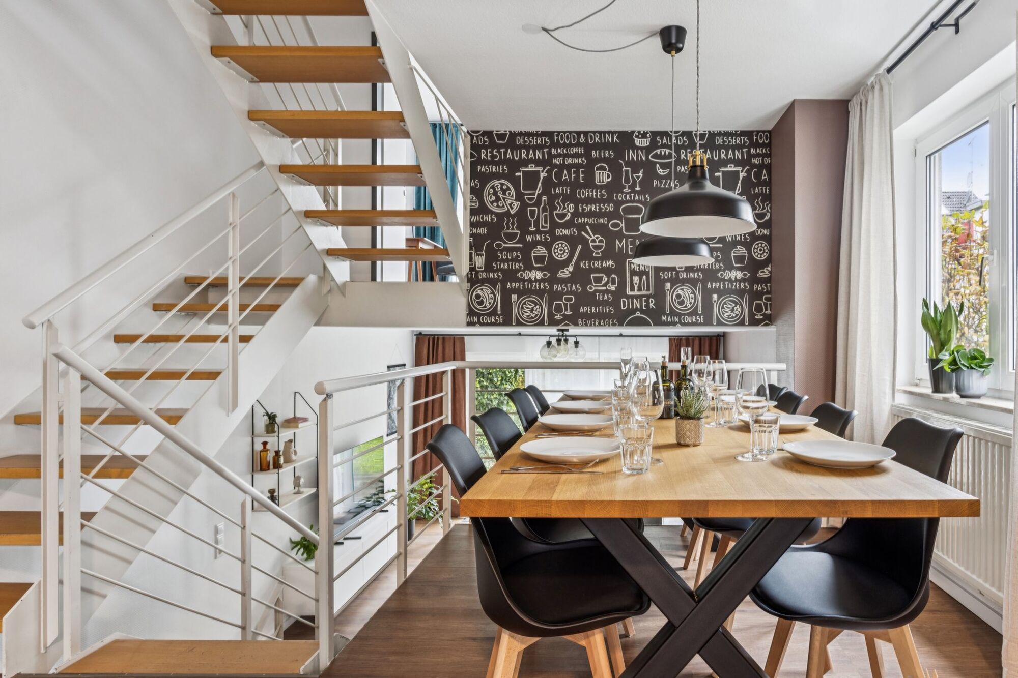 grosser Esstisch und ausreichen Geschirr und Gläser grosser Esstisch und ausreichen Geschirr und Gläser