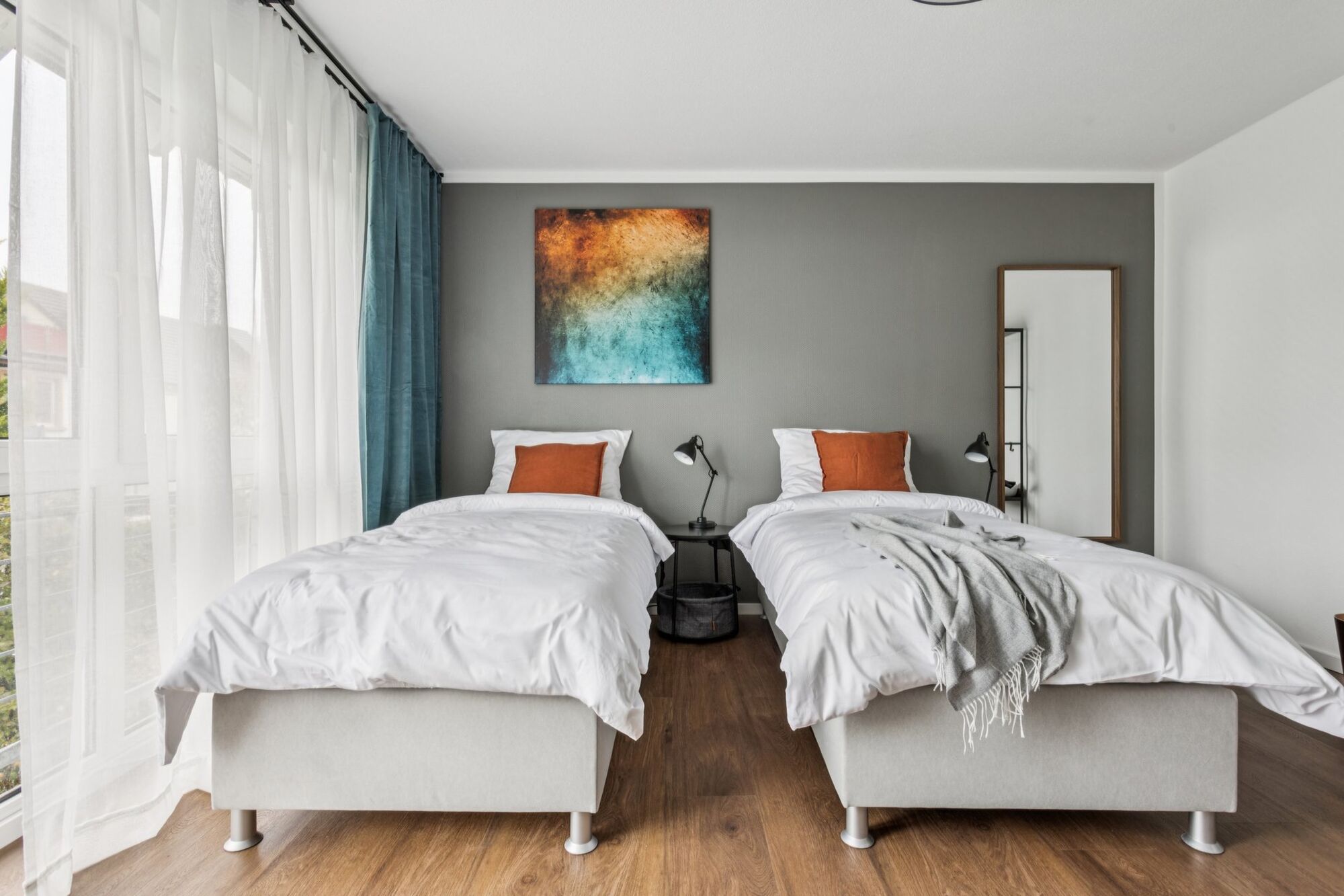 Schlafzimmer 1: Die zwei Boxspringbetten können in jedem Schlafzimmer als Einzel oder Doppelbetten gestellt werden Schlafzimmer 1: Die zwei Boxspringbetten können in jedem Schlafzimmer als Einzel oder Doppelbetten gestellt werden