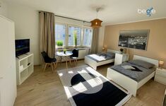 Schlafzimmer 1 mit zwei Einzelbetten, Sitzecke und Smart TV Schlafzimmer 1 mit zwei Einzelbetten, Sitzecke und Smart TV