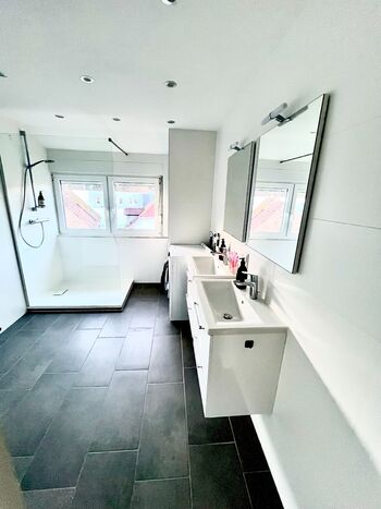 Geräumiges Bad mit Waschmaschine Geräumiges Bad mit Waschmaschine