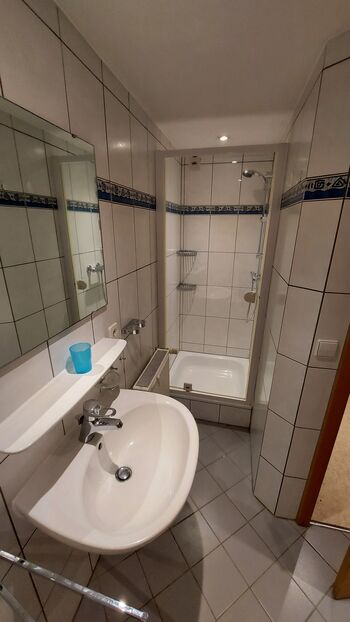 Das helle, einladende Bad lädt dazu ein, sich in entspannter Atmosphäre frisch zu machen. / The bright, inviting bathroom invites you to freshen up in a relaxed atmosphere. Das helle, einladende Bad lädt dazu ein, sich in entspannter Atmosphäre frisch zu machen. / The bright, inviting bathroom invites you to freshen up in a relaxed atmosphere.