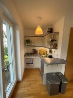 Küche mit Kaffeemaschine, Mikrowelle, sowie Herd und Backofen Küche mit Kaffeemaschine, Mikrowelle, sowie Herd und Backofen