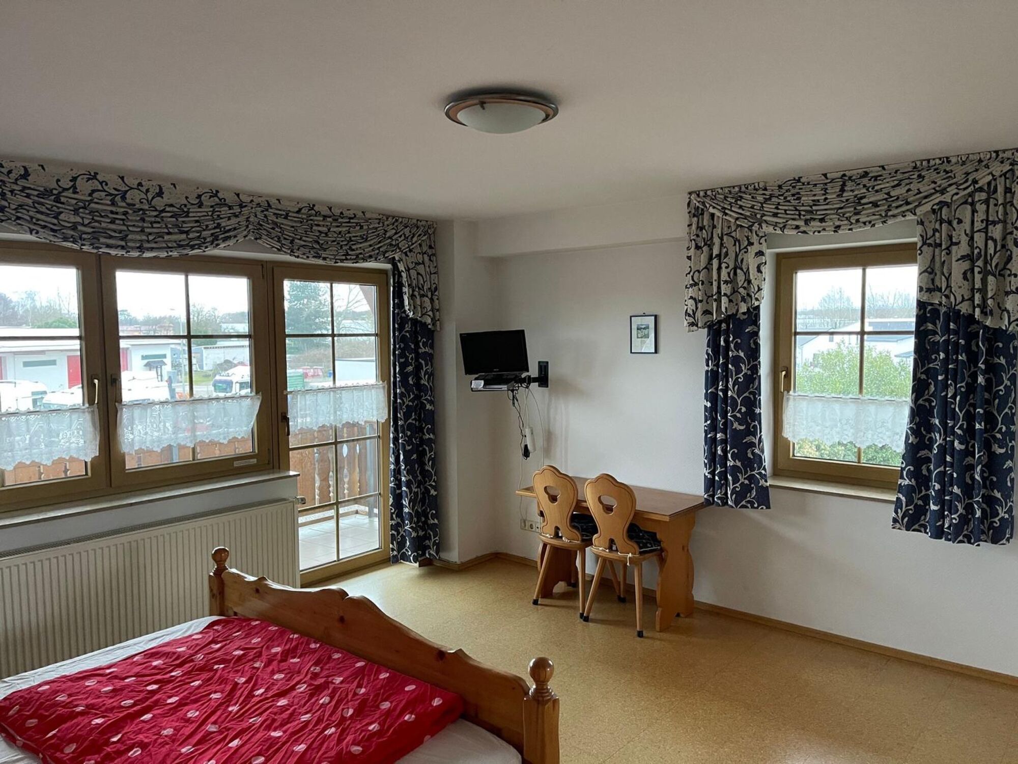 Zimmer mit Ehebett  Zimmer mit Ehebett