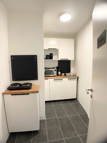 Küche mit Spülmaschine und Herdplatte Küche mit Spülmaschine und Herdplatte