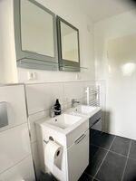 Bad mit Dusche und zwei Waschbecken Bad mit Dusche und zwei Waschbecken