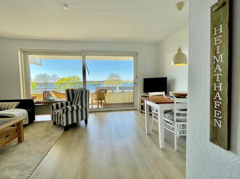 große Panoramatür mit Blick über den Dieksee große Panoramatür mit Blick über den Dieksee