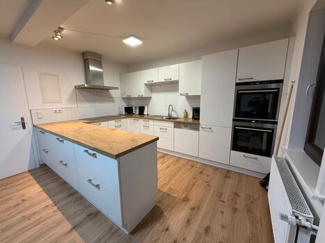 Die Küche ist für die Wohnung umfangreich bemessen, was nichts schadet. Die Küche ist für die Wohnung umfangreich bemessen, was nichts schadet.