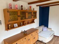 Es sind 3 Doppelzimmer mit je 2 Einzelbetten. Eine große Küche mit Sitzgelegenheit- ein Gemeinschaftsraum, ein Bad mit Dusche und Waschmaschine. Eine seperate Toilette. Es sind 3 Doppelzimmer mit je 2 Einzelbetten. Eine große Küche mit Sitzgelegenheit- ein Gemeinschaftsraum, ein Bad mit Dusche und Waschmaschine. Eine seperate Toilette.