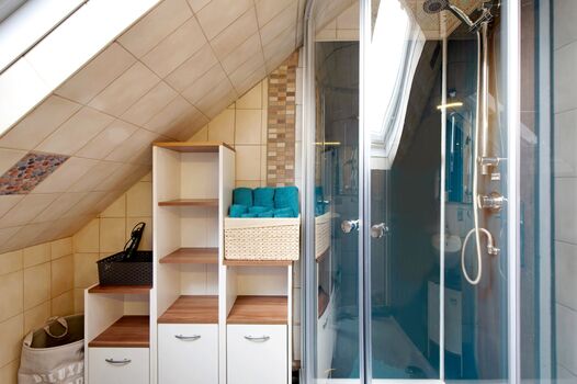 Badezimmer im Dachgeschoss für zwei Zimmer Badezimmer im Dachgeschoss für zwei Zimmer