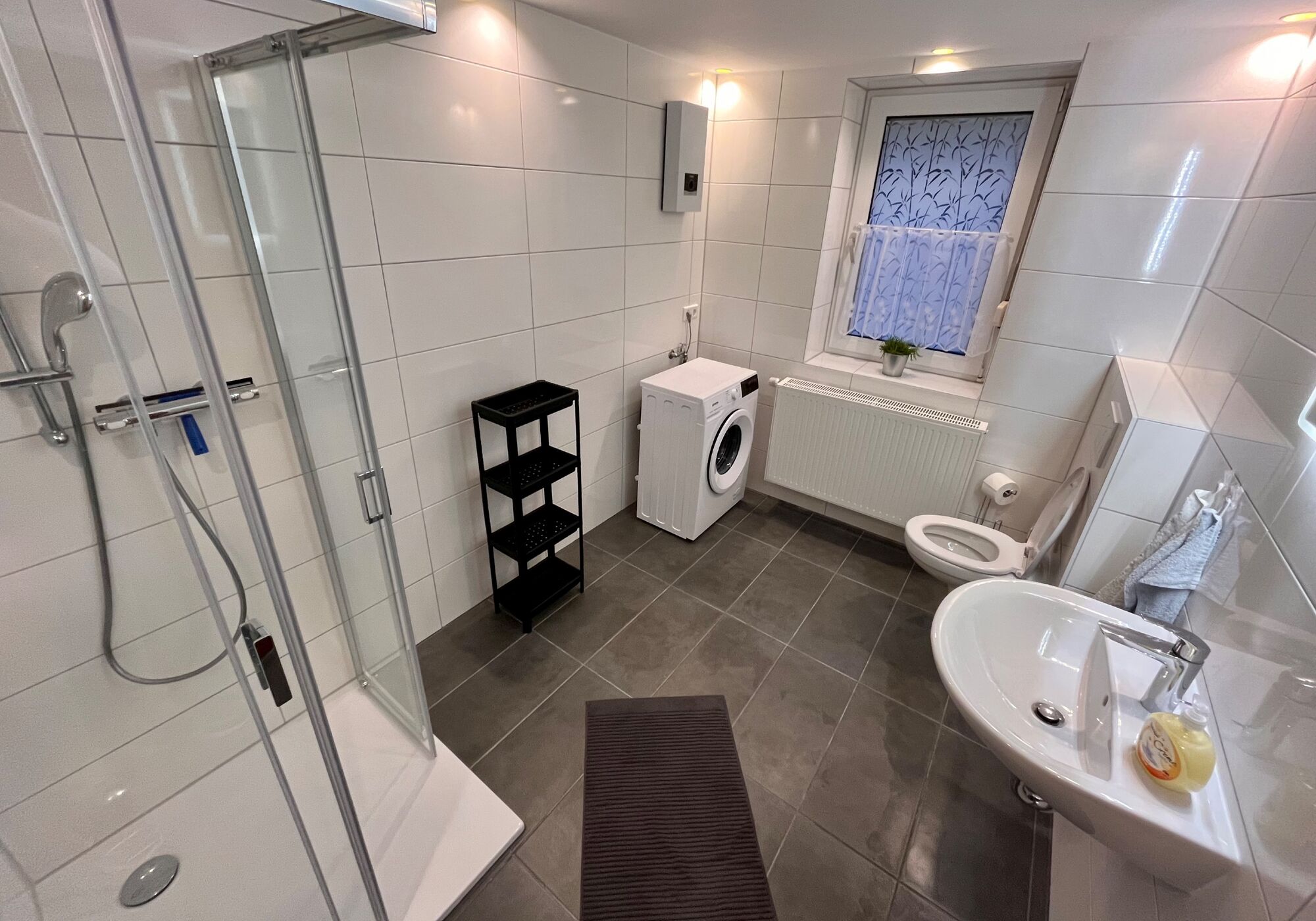 Frisch saniertes Wohlfühlbad mit eigener Waschmaschine – Sauberkeit und Komfort für Ihr Team, wie zu Hause Frisch saniertes Wohlfühlbad mit eigener Waschmaschine – Sauberkeit und Komfort für Ihr Team, wie zu Hause