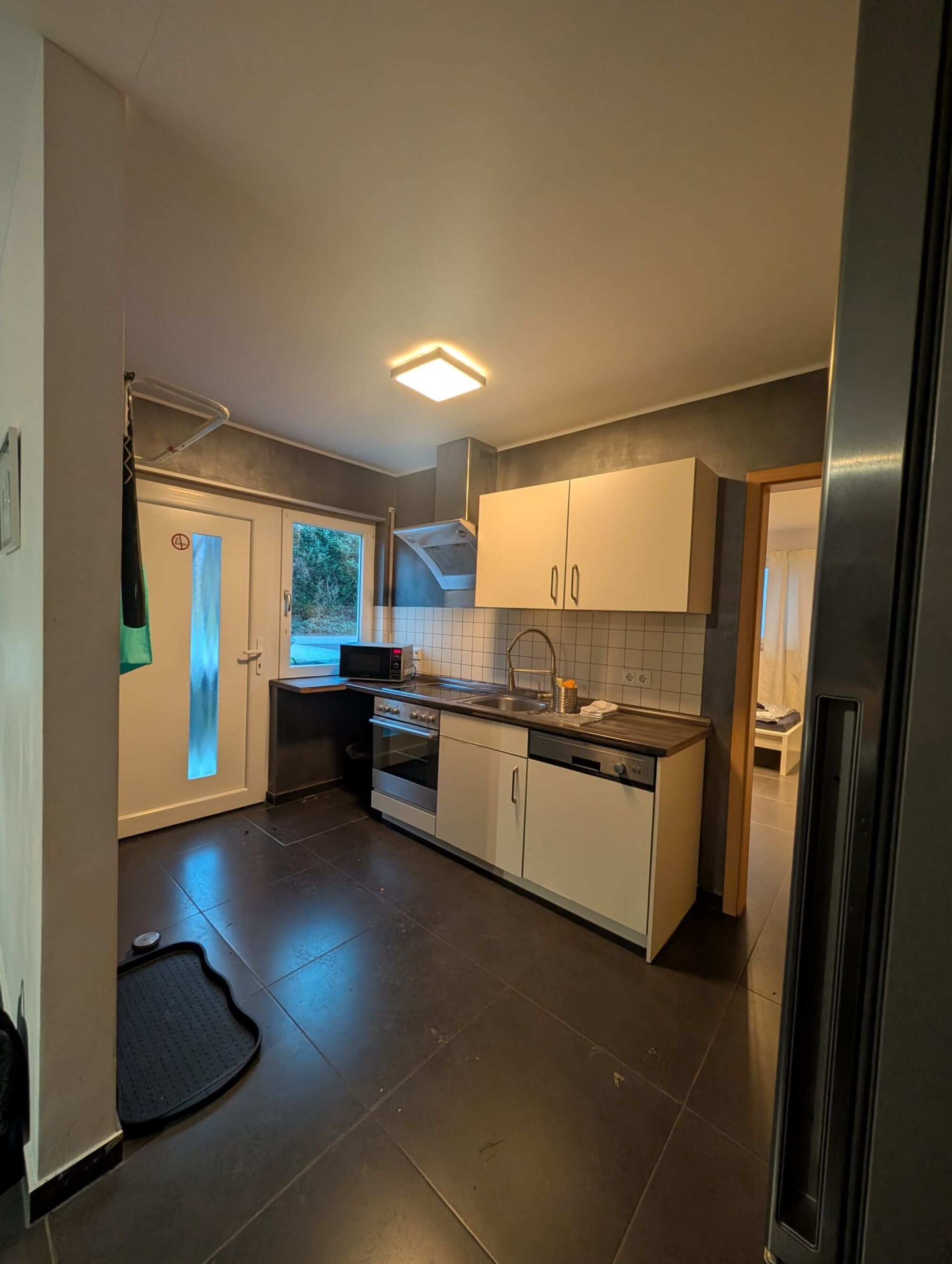 offene Küche mit Herd, Backoden Spülmaschine und Microwelle offene Küche mit Herd, Backoden Spülmaschine und Microwelle