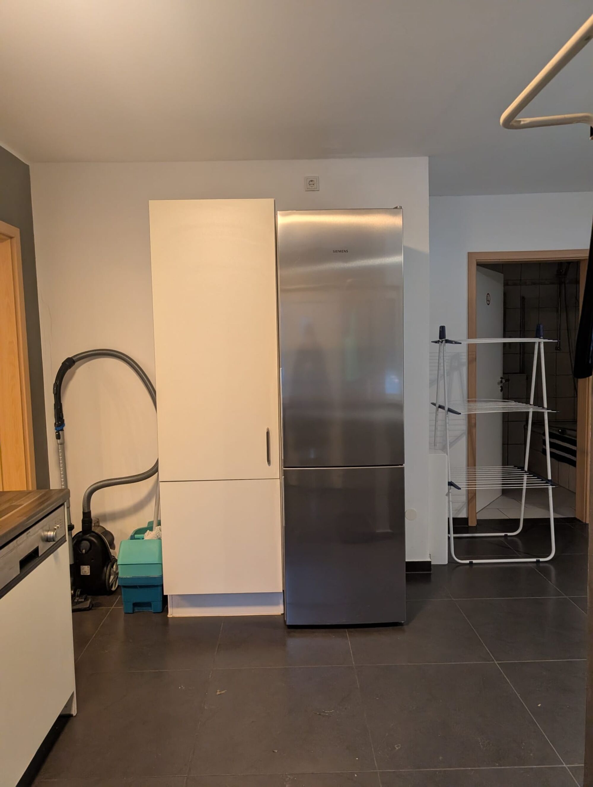 Vorratsschrank und großer Kühl-/Gefrierschrank Vorratsschrank und großer Kühl-/Gefrierschrank