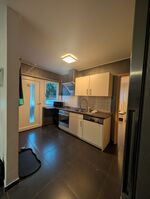 offene Küche mit Herd, Backoden Spülmaschine und Microwelle offene Küche mit Herd, Backoden Spülmaschine und Microwelle