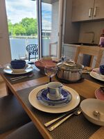 Blich auf den Balkon. Platz am Tisch für 4 Personen. Blich auf den Balkon. Platz am Tisch für 4 Personen.