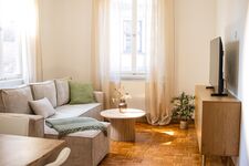 Wohnzimmer mit Fernseher, Spielen und Büchern Wohnzimmer mit Fernseher, Spielen und Büchern