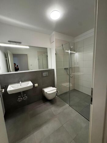 Moderne Monteurwohnung mit Balkon, WLAN, voll ausgestatteter Küche & Par Bild 3 Moderne Monteurwohnung mit Balkon, WLAN, voll ausgestatteter Küche & Par Bild 3