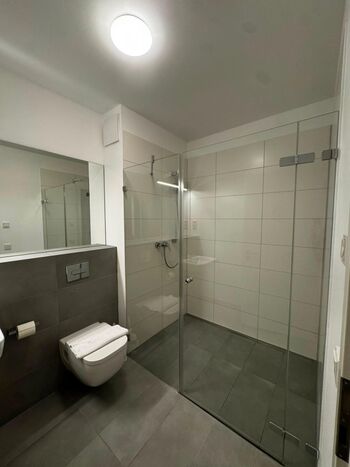 Moderne Monteurwohnung mit Balkon, WLAN, voll ausgestatteter Küche & Par Bild 4 Moderne Monteurwohnung mit Balkon, WLAN, voll ausgestatteter Küche & Par Bild 4
