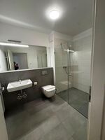 Moderne Monteurwohnung mit Balkon, WLAN, voll ausgestatteter Küche & Par Bild 3 Moderne Monteurwohnung mit Balkon, WLAN, voll ausgestatteter Küche & Par Bild 3