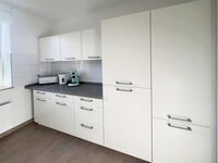 Der Kühlschrank in der Einbauküche bietet ein Gefrierfach für Tiefkühlspeisen. Der Kühlschrank in der Einbauküche bietet ein Gefrierfach für Tiefkühlspeisen.