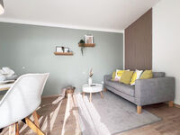 Der Wohn-Essbereich mit Couch, Esstisch und 55 Zoll Smart TV Der Wohn-Essbereich mit Couch, Esstisch und 55 Zoll Smart TV