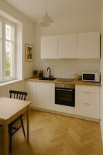 Die Objekte liegen zentral und verkehrsgünstig, sodass Ihre Mitarbeiter schnell und unkompliziert anreisen können. Ganz gleich, ob mit dem Auto, Transporter oder öffentlichen Verkehrsmitteln. Autobahnen und Hauptverkehrsstraßen befinden sich in unmittelbarer Nähe, wodurch eine reibungslose Anfahrt zu jedem Einsatzort garantiert ist. Direkt vor dem Haus stehen öffentliche Parkplätze zur Verfügung, teilweise auch für größere Fahrzeuge oder Transporter. Der Selbst-Check-in ermöglicht zudem eine flexible Ankunftszeit, ohne Stress oder Wartezeiten. In der Umgebung finden sich Tankstellen, Supermärkte und Restaurants, ideal für einen kurzen Zwischenstopp nach der Anreise. Auch Bus- und Bahnhaltestellen sind nur wenige Minuten entfernt, was den Aufenthalt besonders komfortabel macht. Kurz gesagt: Die Anfahrt ist einfach, schnell und problemlos. Perfekt für Monteure, Handwerker, Geschäftsreisende und Firmen mit wechselnden Einsatzorten. Die Objekte liegen zentral und verkehrsgünstig, sodass Ihre Mitarbeiter schnell und unkompliziert anreisen können. Ganz gleich, ob mit dem Auto, Transporter oder öffentlichen Verkehrsmitteln. Autobahnen und Hauptverkehrsstraßen befinden sich in unmittelbarer Nähe, wodurch eine reibungslose Anfahrt zu jedem Einsatzort garantiert ist. Direkt vor dem Haus stehen öffentliche Parkplätze zur Verfügung, teilweise auch für größere Fahrzeuge oder Transporter. Der Selbst-Check-in ermöglicht zudem eine flexible Ankunftszeit, ohne Stress oder Wartezeiten. In der Umgebung finden sich Tankstellen, Supermärkte und Restaurants, ideal für einen kurzen Zwischenstopp nach der Anreise. Auch Bus- und Bahnhaltestellen sind nur wenige Minuten entfernt, was den Aufenthalt besonders komfortabel macht. Kurz gesagt: Die Anfahrt ist einfach, schnell und problemlos. Perfekt für Monteure, Handwerker, Geschäftsreisende und Firmen mit wechselnden Einsatzorten.