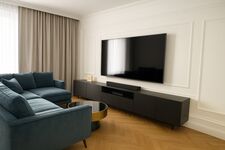 Die Objekte liegen zentral und verkehrsgünstig, sodass Ihre Mitarbeiter schnell und unkompliziert anreisen können. Ganz gleich, ob mit dem Auto, Transporter oder öffentlichen Verkehrsmitteln. Autobahnen und Hauptverkehrsstraßen befinden sich in unmittelbarer Nähe, wodurch eine reibungslose Anfahrt zu jedem Einsatzort garantiert ist. Direkt vor dem Haus stehen öffentliche Parkplätze zur Verfügung, teilweise auch für größere Fahrzeuge oder Transporter. Der Selbst-Check-in ermöglicht zudem eine flexible Ankunftszeit, ohne Stress oder Wartezeiten. In der Umgebung finden sich Tankstellen, Supermärkte und Restaurants, ideal für einen kurzen Zwischenstopp nach der Anreise. Auch Bus- und Bahnhaltestellen sind nur wenige Minuten entfernt, was den Aufenthalt besonders komfortabel macht. Kurz gesagt: Die Anfahrt ist einfach, schnell und problemlos. Perfekt für Monteure, Handwerker, Geschäftsreisende und Firmen mit wechselnden Einsatzorten. Die Objekte liegen zentral und verkehrsgünstig, sodass Ihre Mitarbeiter schnell und unkompliziert anreisen können. Ganz gleich, ob mit dem Auto, Transporter oder öffentlichen Verkehrsmitteln. Autobahnen und Hauptverkehrsstraßen befinden sich in unmittelbarer Nähe, wodurch eine reibungslose Anfahrt zu jedem Einsatzort garantiert ist. Direkt vor dem Haus stehen öffentliche Parkplätze zur Verfügung, teilweise auch für größere Fahrzeuge oder Transporter. Der Selbst-Check-in ermöglicht zudem eine flexible Ankunftszeit, ohne Stress oder Wartezeiten. In der Umgebung finden sich Tankstellen, Supermärkte und Restaurants, ideal für einen kurzen Zwischenstopp nach der Anreise. Auch Bus- und Bahnhaltestellen sind nur wenige Minuten entfernt, was den Aufenthalt besonders komfortabel macht. Kurz gesagt: Die Anfahrt ist einfach, schnell und problemlos. Perfekt für Monteure, Handwerker, Geschäftsreisende und Firmen mit wechselnden Einsatzorten.