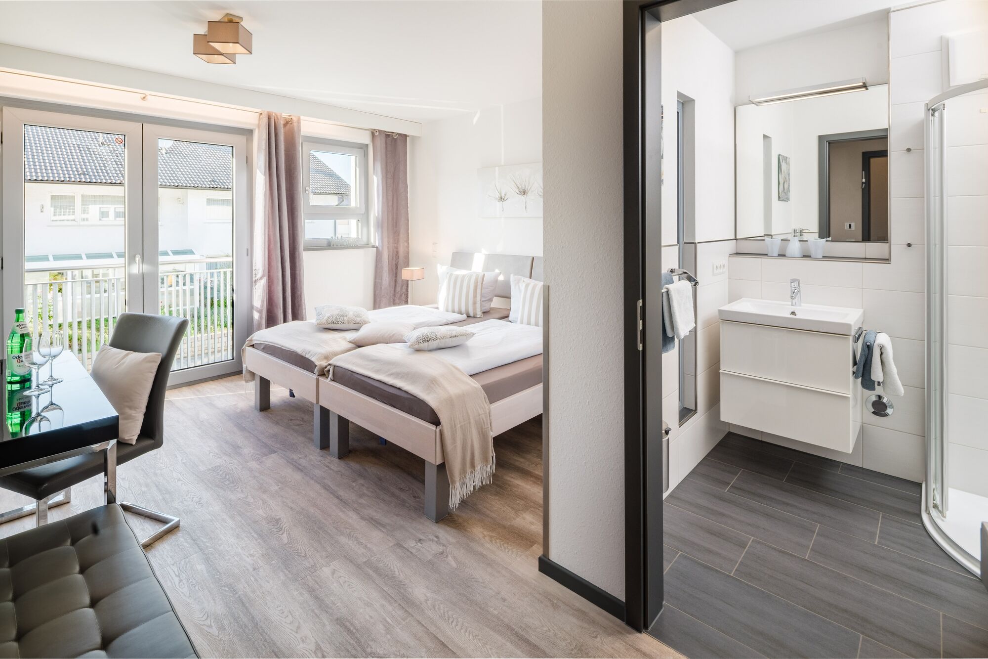 Alle Einzel-/Zweibett-Zimmer mit eigenem Bad und eigener voll ausgestatteten Mini-Küche "Deluxe" Alle Einzel-/Zweibett-Zimmer mit eigenem Bad und eigener voll ausgestatteten Mini-Küche "Deluxe"