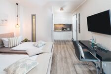 Doppelzimmer zur Einzelnutzung oder mit getrennten XL-Einzelbetten (1x2m), eigenem Bad und Mini-Küche "Deluxe" Doppelzimmer zur Einzelnutzung oder mit getrennten XL-Einzelbetten (1x2m), eigenem Bad und Mini-Küche "Deluxe"