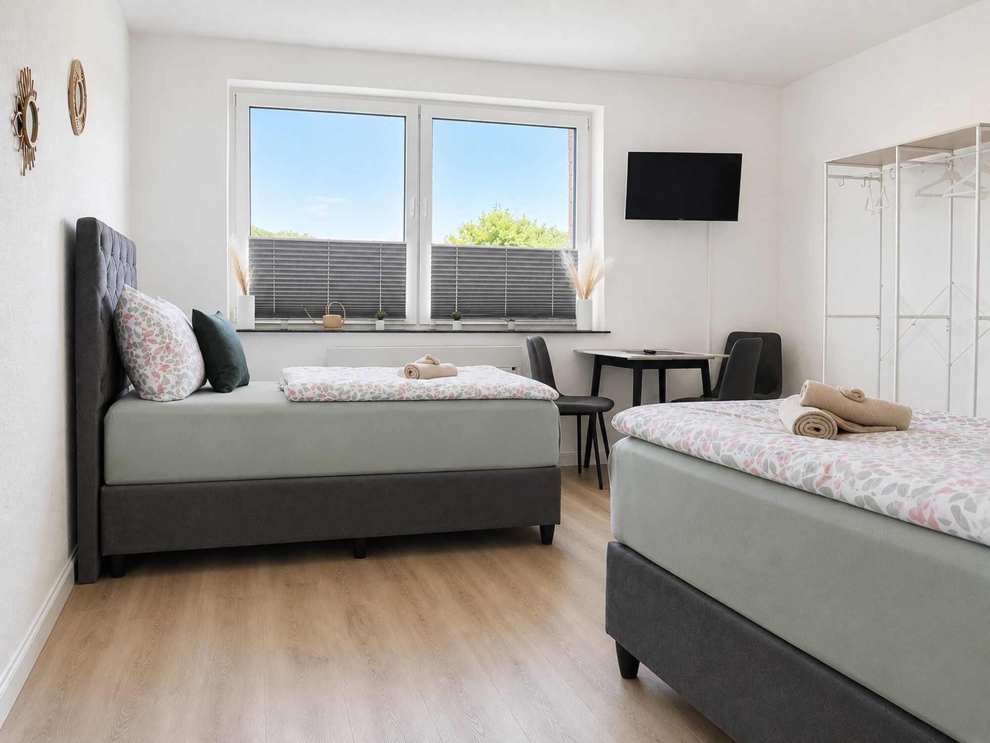 Schlafzimmer3 im 1.OG: Das 3. Schlafzimmer befindet sich auf der rechten Seite am Ende des Flurs und ist der größte Schlafraum im Apartment. Ausgestattet mit drei hochwertigen Einzel-Boxspringbetten bietet es viel Platz und hohen Schlafkomfort. Schlafzimmer3 im 1.OG: Das 3. Schlafzimmer befindet sich auf der rechten Seite am Ende des Flurs und ist der größte Schlafraum im Apartment. Ausgestattet mit drei hochwertigen Einzel-Boxspringbetten bietet es viel Platz und hohen Schlafkomfort.