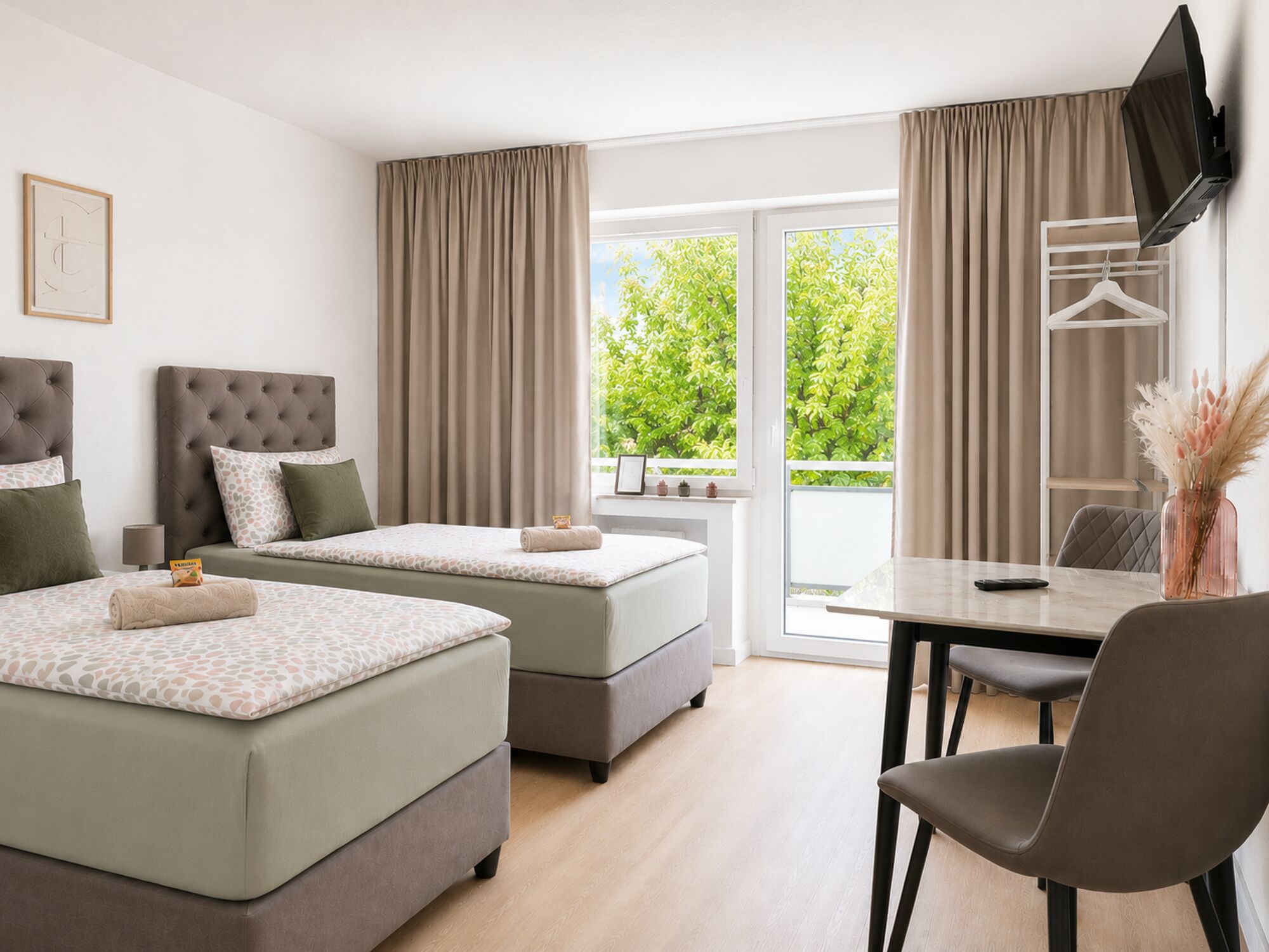 Schlafzimmer2 im 1.OG: Das Schlafzimmer verfügt über zwei hochwertige Federkern-Boxspringbetten. Der Zugang zum Balkon befindet sich im Zimmer. Vier Verdunkelungsvorhänge sorgen bei Bedarf für angenehmen Schutz vor Sonneneinstrahlung. Schlafzimmer2 im 1.OG: Das Schlafzimmer verfügt über zwei hochwertige Federkern-Boxspringbetten. Der Zugang zum Balkon befindet sich im Zimmer. Vier Verdunkelungsvorhänge sorgen bei Bedarf für angenehmen Schutz vor Sonneneinstrahlung.