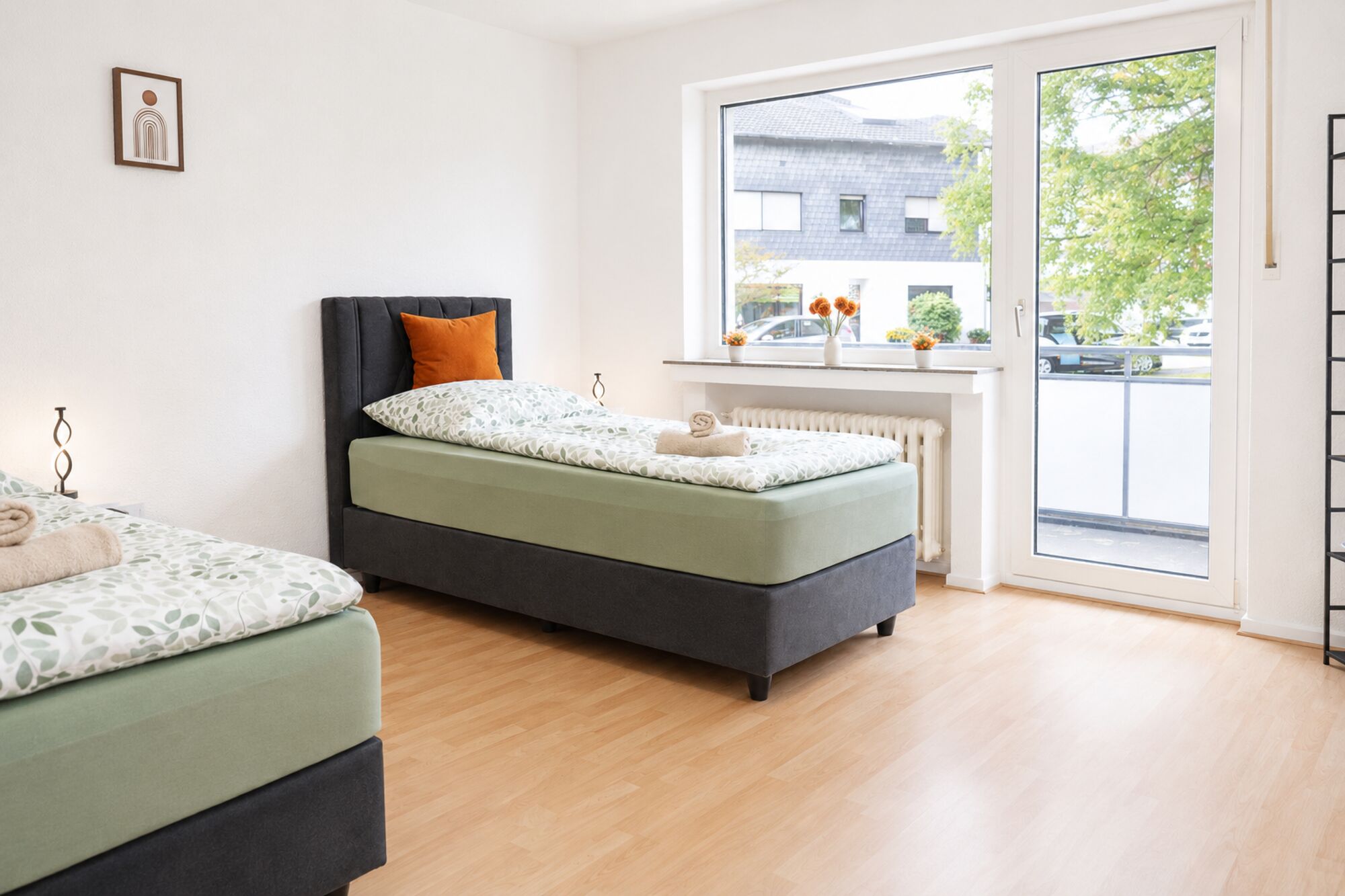 Das Schlafzimmer hat 2. qualitative Federkern Boxspringbetten. Der Zugang zum Balkon befindet sich im Schlafraum. Das Schlafzimmer hat 2. qualitative Federkern Boxspringbetten. Der Zugang zum Balkon befindet sich im Schlafraum.