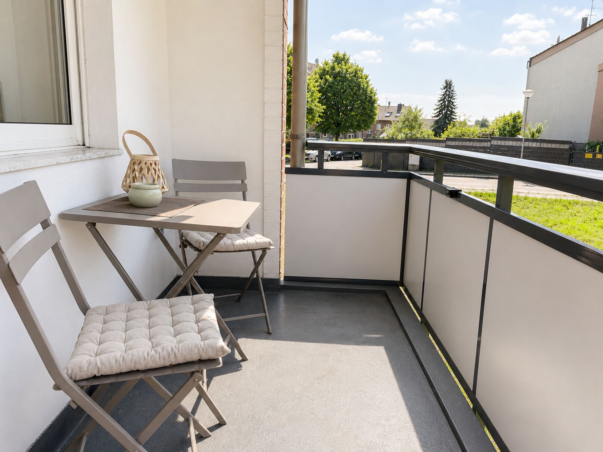 Der Zugang zum Balkon ist über Schlafzimmer 2 möglich und bietet die Möglichkeit auf dem Balkon gemeinsam zu speisen oder auch zu rauchen. Bitte nur auf dem Balkon rauchen, das Rauchen innerhalb des Apartments ist strengstens untersagt. Der Zugang zum Balkon ist über Schlafzimmer 2 möglich und bietet die Möglichkeit auf dem Balkon gemeinsam zu speisen oder auch zu rauchen. Bitte nur auf dem Balkon rauchen, das Rauchen innerhalb des Apartments ist strengstens untersagt.