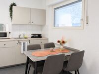 Küche im EG: Helle, moderne Küche mit voll ausgestatteter Küchenzeile, Backofen, Mikrowelle und gemütlichem Essbereich – ideal für entspannte Mahlzeiten. Küche im EG: Helle, moderne Küche mit voll ausgestatteter Küchenzeile, Backofen, Mikrowelle und gemütlichem Essbereich – ideal für entspannte Mahlzeiten.